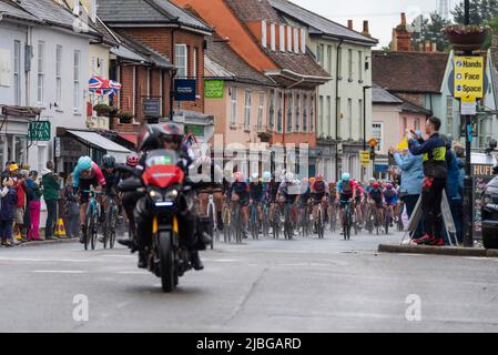 High Street, Hadleigh, Suffolk, Großbritannien. 6. Juni 2022. Das UCI Women’s Tour-Radrennen hat begonnen: Die besten Fahrer der Welt starten von Colchester zur Etappe 1 142km durch die Landschaft von Essex und Suffolk bis zum Ziel in Bury St. Edmunds. Eine Sprintstrecke endete in der High Street von Hadleigh im Regen, gewonnen von Maike van der Duin von Le Col Wahoo (links), vor Alison Jackson und Laura Tomasi. Zuschauer säumten die Straße, um die Fahrer durchzujubeln Stockfoto