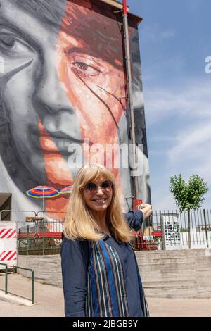 Neapel, Italien. 06.. Juni 2022. Dori Ghezzi, Sängerin und Witwe von Fabrizio De Andrè, am 6. Juni 2022, während der Einweihung des Wandbildes von Fabrizio De Andrè, das der Straßenkünstler Jorit in Zusammenarbeit mit Trisha im Stadtteil Scampia in Neapel angefertigt hat. Das Werk wurde anlässlich des Festivals „muraria“ geschaffen, das von der Stadt Neapel mit Mitteln der Metropolstadt gefördert wurde. Kredit: Unabhängige Fotoagentur/Alamy Live Nachrichten Stockfoto