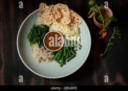 Pecel oder indonesische Erdnusssoße für Salat Stockfoto
