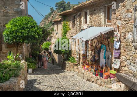 SOUVENIRLADEN SCHMALE STRASSE ALTSTADT CAP DE TOSSA TOSSA DE MAR COSTA BRAVA KATALONIEN SPANIEN Stockfoto