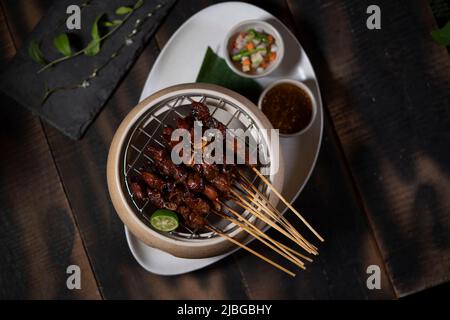 Ayam oder Chicken Satay mit Erdnusssoße säen Stockfoto