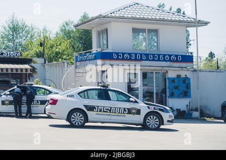 16.05.2022. Batumi, Georgien. Georgische Polizeiautos auf der Straße geparkt. Hochwertige Fotos Stockfoto