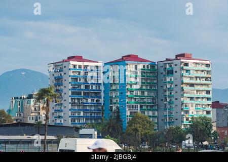 Blick auf das Apartmentgebäude in Batumi, Georgia. Hochwertige Fotos Stockfoto