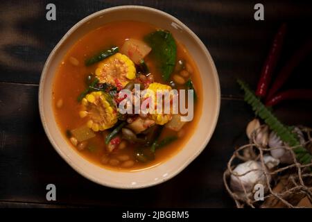 Sayur ASEM oder indonesische Tamarindensuppe mit Gemüse Stockfoto