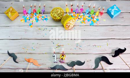 Geburtstag. Draufsicht Happy Birthday Kerzen, sparen Platz. Herzlichen Glückwunsch zum Geburtstag des Friseurs. Stockfoto