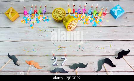 Geburtstag. Draufsicht Happy Birthday Kerzen, sparen Platz. Herzlichen Glückwunsch zum Geburtstag des Friseurs. Stockfoto