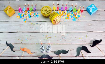 Geburtstag. Draufsicht Happy Birthday Kerzen, sparen Platz. Herzlichen Glückwunsch zum Geburtstag des Friseurs. Stockfoto