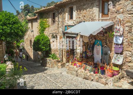 SOUVENIRLADEN SCHMALE STRASSE ALTSTADT CAP DE TOSSA TOSSA DE MAR COSTA BRAVA KATALONIEN SPANIEN Stockfoto