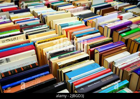 Verschiedene Bücher wurden auf der beliebten Outdoor-Buchmesse 'Bücherbummel auf der Kö' in der Königsallee in Düsseldorf ausgestellt. Stockfoto