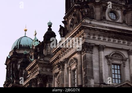 Nahaufnahme des Berliner Doms bei bewölktem Himmel im Winter. Stockfoto