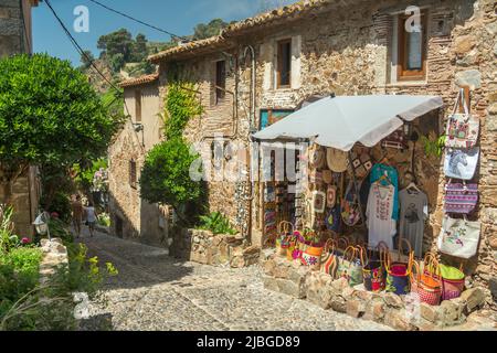 SOUVENIRLADEN SCHMALE STRASSE ALTSTADT CAP DE TOSSA TOSSA DE MAR COSTA BRAVA KATALONIEN SPANIEN Stockfoto