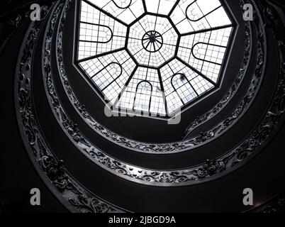 Vatikanmuseum, Vatikanstadt, Italien - 16. Juni 2011: Die Aufnahme der Wendeltreppe von Giuseppe Momo aus dem Boden im Vatikanmuseum im Vatikan Stockfoto