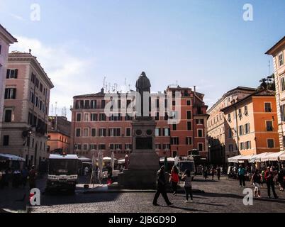 Rom, Italien - 16. Jun 2011: Das Bild des Campo de' Fiori am Nachmittag, Rom, Italien. Es gibt einheimische Italiener und Touristen. Stockfoto