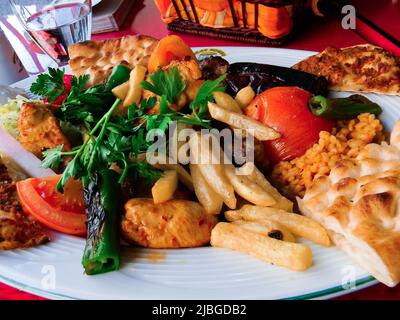 Köstliches türkisches Kebab-Mittagessen mit vollem Gang im Restaurant in Istanbul, Türkei Stockfoto