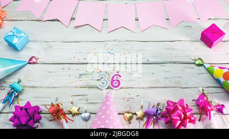 Alles Gute zum Geburtstag. Copyspace. Schöne Karte in pastellrosa Farben für eine Frau oder ein Mädchen. Dekorationen festlicher Ort für Ihren Text. Stockfoto