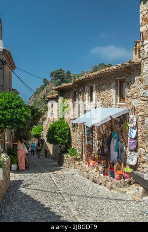 SOUVENIRLADEN SCHMALE STRASSE ALTSTADT CAP DE TOSSA TOSSA DE MAR COSTA BRAVA KATALONIEN SPANIEN Stockfoto