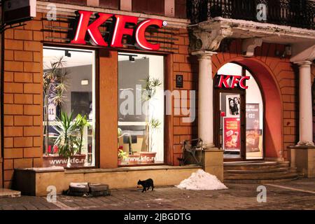 KFC Kentucky Fried Chicken, Bran, Rumänien - 10. Februar 2017 : verirrte Katze beim Spaziergang vor dem Eingang des KFC in Bran, Rumänien Stockfoto