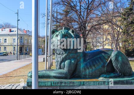 Nahaufnahme der Löwenstatue von Andrey Nikolov neben dem Denkmal des unbekannten Soldaten vor der Basilika St. Sofia in Sofia, Bulgarien. Stockfoto