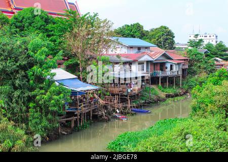 Das Bild von alten Häusern mit Booten in Wäldern am Pasak-Fluss in Ayutthaya, Thailand. Stockfoto