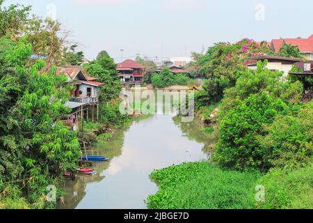 Das Bild von alten Häusern mit Booten in Wäldern am Pasak-Fluss in Ayutthaya, Thailand. Stockfoto