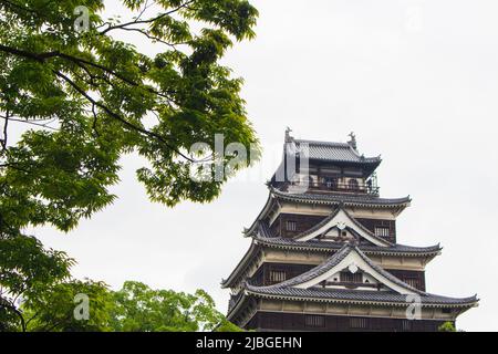 Burg Hiroshima, Japan. Wurde in den 1590s gebaut, aber durch den Atombombenangriff auf 1945 zerstört (umgebaut im Jahr 1958 als Nachbildung des Originals) Stockfoto