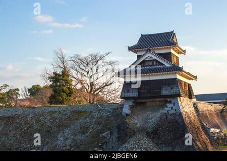 Kumamoto, Japan - 6. Januar 2018: Das Bild der Burg Kumamoto im Jahr 2018. Die Burg ist durch das Erdbeben in Kumamoto beschädigt. Stockfoto