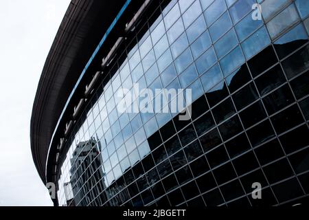 Busan-Station in Busan, Südkorea - 24. September 2018 : gebogene und spiegelte Glasfassade des Busan-Bahnhofs in Busan, Korea Stockfoto