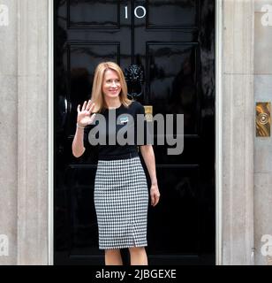 London, England, Großbritannien. 6.. Juni 2022. Der britische Premierminister Boris Johnson begrüßte den estnischen Amtskollegen KAJA KALLAS nicht in der Downing Street 10, als seine parlamentarische Partei sich heute auf ein Misstrauensvotum vorbereitet. Die beispiellose Entscheidung von Johnson ließ den estnischen Führer verwirrt über die Tür Nummer 10 zurück. (Bild: © Tayfun Salci/ZUMA Press Wire) Stockfoto
