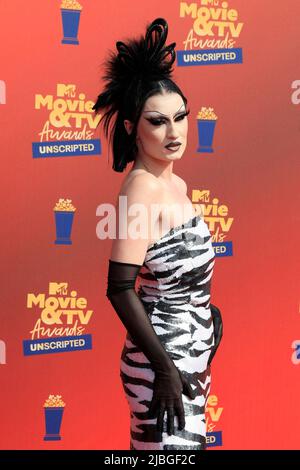 Santa Monica, Kalifornien. 2.. Juni 2022. Gottmik bei der Ankunft für MTV Movie & TV Awards: UNSCRIPTED, Barker Hangar, Santa Monica, CA 2. Juni 2022. Kredit: Priscilla Grant/Everett Collection/Alamy Live Nachrichten Stockfoto
