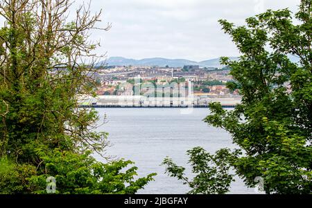 Dundee, Tayside, Schottland, Großbritannien. 6.. Juni 2022. UK Wetter: Am Morgen bedeckt die Wolke mit einigen hellen Zaubersprüchen und einer leichten, kühlen Brise, Temperaturen um 15 Grad Atemberaubende Aussicht auf Dundee City und das Entwicklungsprojekt am Wasser, von Newport im Fife County aus gesehen, über den Fluss Tay. Kredit: Dundee Photographics/Alamy Live Nachrichten Stockfoto