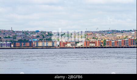 Dundee, Tayside, Schottland, Großbritannien. 6.. Juni 2022. UK Wetter: Am Morgen bedeckt die Wolke mit einigen hellen Zaubersprüchen und einer leichten, kühlen Brise, Temperaturen um 15 Grad Atemberaubende Aussicht auf Dundee City und das Entwicklungsprojekt am Wasser, von Newport im Fife County aus gesehen, über den Fluss Tay. Kredit: Dundee Photographics/Alamy Live Nachrichten Stockfoto