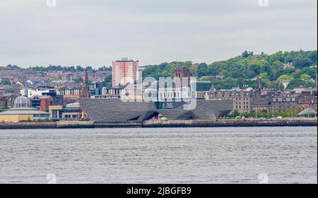 Dundee, Tayside, Schottland, Großbritannien. 6.. Juni 2022. UK Wetter: Am Morgen bedeckt die Wolke mit einigen hellen Zaubersprüchen und einer leichten, kühlen Brise, Temperaturen um 15 Grad Atemberaubende Aussicht auf Dundee City und das Entwicklungsprojekt am Wasser, von Newport im Fife County aus gesehen, über den Fluss Tay. Kredit: Dundee Photographics/Alamy Live Nachrichten Stockfoto