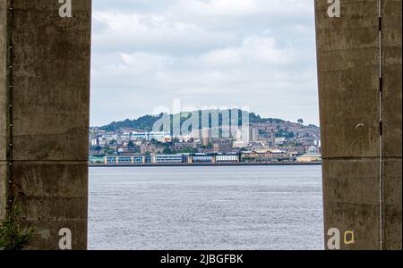 Dundee, Tayside, Schottland, Großbritannien. 6.. Juni 2022. UK Wetter: Am Morgen bedeckt die Wolke mit einigen hellen Zaubersprüchen und einer leichten, kühlen Brise, Temperaturen um 15 Grad Atemberaubende Aussicht auf Dundee City und das Entwicklungsprojekt am Wasser, von Newport im Fife County aus gesehen, über den Fluss Tay. Kredit: Dundee Photographics/Alamy Live Nachrichten Stockfoto