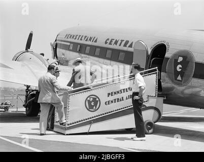 Vintage-Foto von etwa 1941 Passagieren, die an Bord eines Douglas DC3-Flugzeugs von Pennsylvania Central Airlines in Washington DC gingen Stockfoto