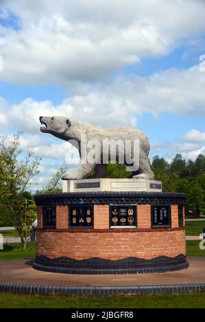 Das aus Holz geschnitzte Polar Bear Memorial für die 49. Infanterie, West Riding Division im National Memorial Arboretum, Staffordshire, England, Großbritannien Stockfoto