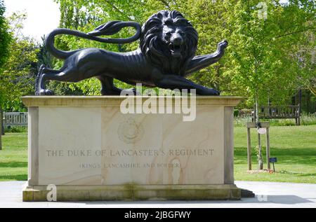 Bronze-Denkmal für das Regiment des Herzogs von Lancaster im National Memorial Arboretum, Staffordshire, England, Großbritannien Stockfoto