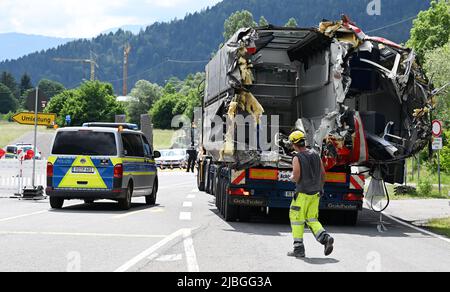 Garmisch Partenkirchen, Deutschland. 06.. Juni 2022. Ein freistehender Waggonteil des abgestürzten Regionalzuges wird entfernt. Drei Tage nach dem Zugunfall in Garmisch-Partenkirchen gehen die Sanierungsarbeiten voran. Quelle: Angelika Warmuth/dpa/Alamy Live News Stockfoto