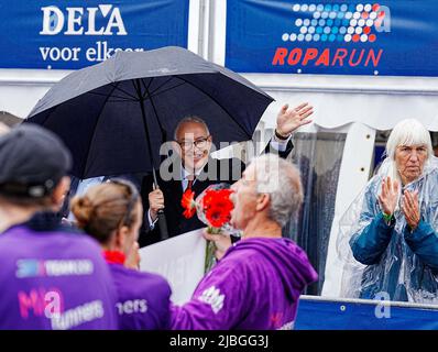 2022-06-06 14:41:40 ROTTERDAM - Bürgermeister Ahmed Aboutaleb begrüßt die Teilnehmer am Roparun im Ziel am Coolsingel. Die teilnehmenden Teams haben während des Pfingstwochenendes mehr als fünfhundert Kilometer zurückgelegt und Geld für die unterstützende Versorgung von Menschen mit Krebs aufgezogen. ANP MARCO DE SWART niederlande Out - belgien Out Stockfoto
