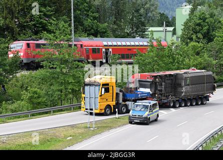 Garmisch Partenkirchen, Deutschland. 06.. Juni 2022. Ein freistehender Waggonteil des abgestürzten Regionalzuges wird entfernt. Drei Tage nach dem Zugunfall in Garmisch-Partenkirchen gehen die Sanierungsarbeiten voran. Quelle: Angelika Warmuth/dpa/Alamy Live News Stockfoto