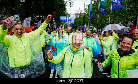 2022-06-06 14:26:03 ROTTERDAM - die Teilnehmer des Roparun des Team Haagsche Bluf überqueren die Ziellinie auf dem Coolsingel. Die teilnehmenden Teams haben während des Pfingstwochenendes mehr als fünfhundert Kilometer zurückgelegt und Geld für die unterstützende Versorgung von Menschen mit Krebs aufgezogen. ANP MARCO DE SWART niederlande Out - belgien Out Stockfoto