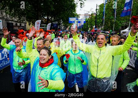 2022-06-06 14:26:22 ROTTERDAM - die Teilnehmer des Roparun des Team Haagsche Bluf überqueren die Ziellinie auf dem Coolsingel. Die teilnehmenden Teams haben während des Pfingstwochenendes mehr als fünfhundert Kilometer zurückgelegt und Geld für die unterstützende Versorgung von Menschen mit Krebs aufgezogen. ANP MARCO DE SWART niederlande Out - belgien Out Stockfoto