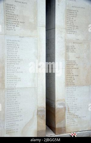 Geschnitzte Namen von passierten Soldaten auf dem Armed Forces Memorial an der White Portland Stone Wall im National Memorial Arboretum, Staffordshire, England. Stockfoto