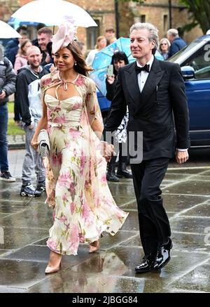 6.. Juni 2022. Ely, Großbritannien. Emma Weymouth und ihr Ehemann Ceawlin Thynn, 8. Marquess of Bath, nahmen an der Hochzeit von Pixie Lott und Oliver Cheshire in der Ely Cathedral, Cambridgeshire, London, Teil. Quelle: Doug Peters/EMPICS/Alamy Live News Stockfoto
