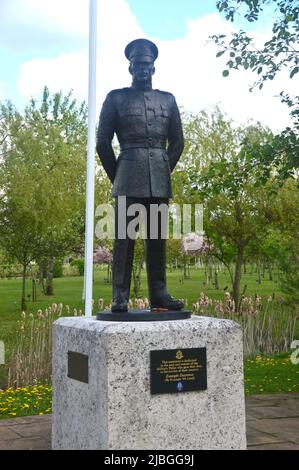 Statue eines Polizisten aus Bronze, die der Militärpolizei im National Memorial Arboretum, Staffordshire, England, Großbritannien, Aufmerksamkeit gewidmet ist Stockfoto