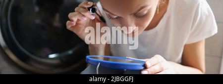 Junge Frau, die kosmetisches Produkt verwendet Stockfoto