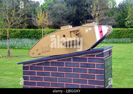 Mark V schweres Panzermodell des Ersten Weltkriegs, montiert auf dem Memorial des Royal Tank Regiment im National Memorial Arboretum, Staffordshire, England, Großbritannien. Stockfoto