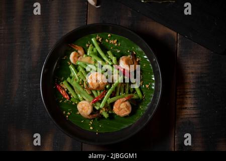 Gebratene grüne Bohnen mit Garnelen umrühren Stockfoto