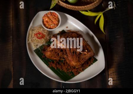 Gebratenes indonesisches Galgant-Huhn oder Ayam Goreng Lengkuas Stockfoto