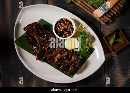 Langsam gerösteter Ochsenschwanz oder Buntut Sapi Bakar Stockfoto