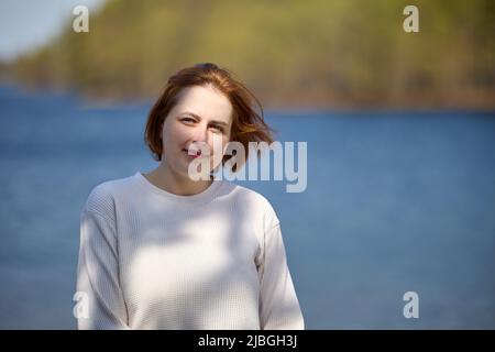 Porträt einer jungen kaukasischen Frau in einer natürlichen Landschaft. Stockfoto